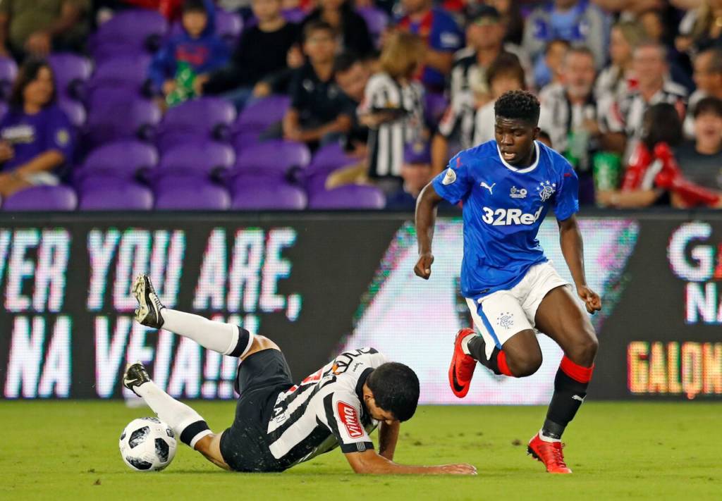 Galo foi derrotado pela equipe escocesa do Rangers